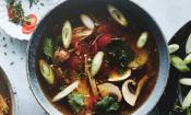 Rezeptbild "Tom Yum Suppe" aus dem Buch "Bosh!" von H. Firth & I. Theasby, Seite 62