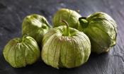 Tomatillo, roh - Physalis philadelphica. Früchte inkl. den glockenförmig verwachsenen Kelchblättern.