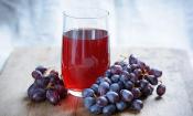 Traubensaft (hier mit Ascorbinsäure und Calcium zugesetzt) - Vitis vinifera: Glas mit rotem Saft.