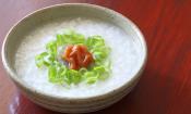 Umeboshi als Frucht und als Paste verwendbar. Siehe Zentrum im Teller mit Reissuppe.