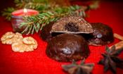 «Galletas lebkuchen crudiveganas de Elisa» preparadas y cortadas sobre un fondo rojo.