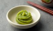 Wasabi: Paste aus der Wurzel original (Japanischer Meerrettich) in Schale.