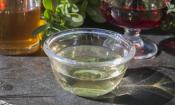Vinagre blanco de uvas en un recipiente de vidrio (vinagre de vino blanco).