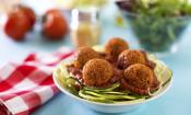 Imagen de la receta «Pasta de calabacín con albóndigas de quinua», del libro: «Choosing Raw», página 213.