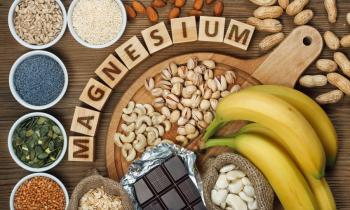 12 натуральных продуктов, содержащих большое количество магния (Mg), распределенных на столе.