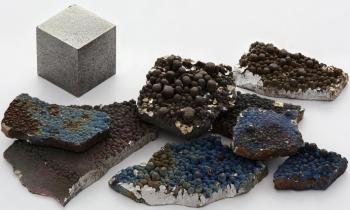 Manganese chips, refined electrolytically, oxidized in the air, as well as a pure manganese cube.
