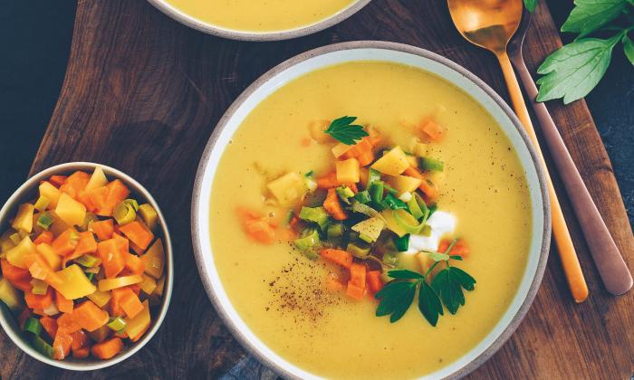 Crema de patatas con acompañamiento de verduras