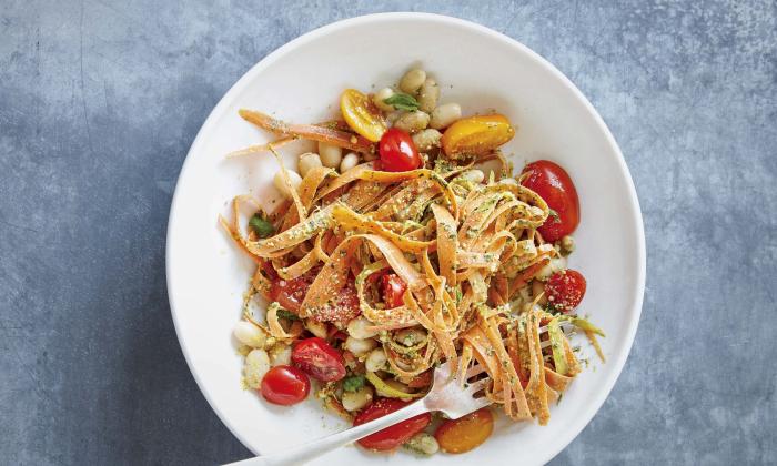 Pasta di carote con pesto, fagioli bianchi e pomodoro