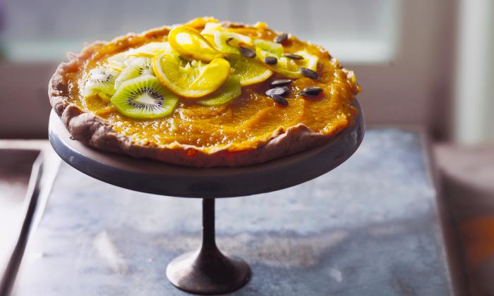 Torta di albicocche e arance con farina integrale e noci