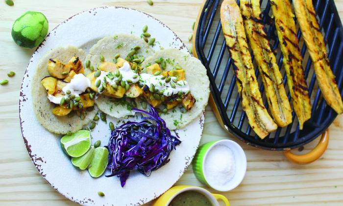Tacos de plátano macho con col lombarda y salsa verde