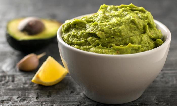 Crema cruda di avocado e aglio con aroma di umami