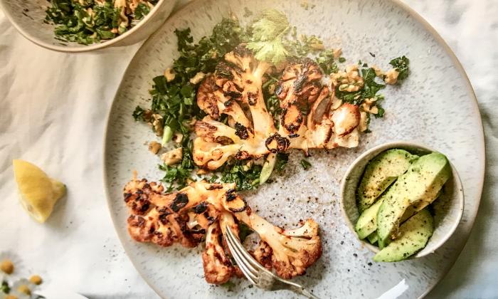 Filetes de coliflor con harissa, nueces y perejil