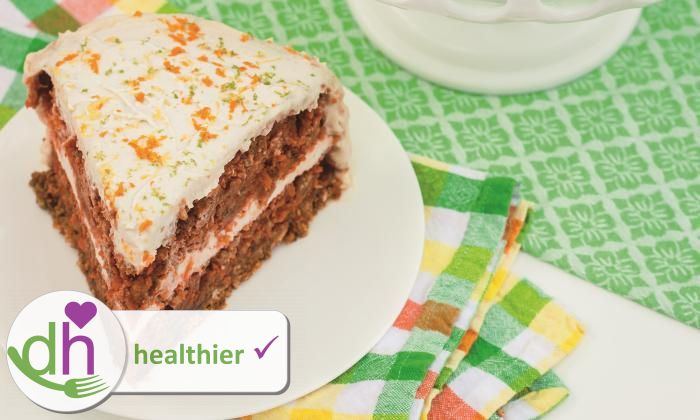 Saludable tarta de cumpleaños de zanahoria con glaseado