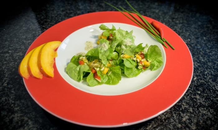 Foglie di lattuga ripiene di chutney fruttato di mango