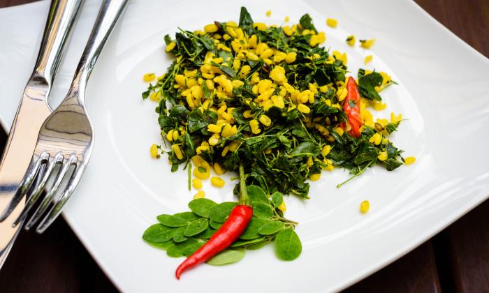 Curry indio de hojas de moringa con moong dal y comino