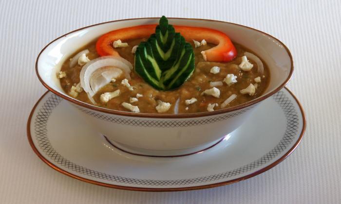 Sopa fría de aguacate y pepino con colirrábano