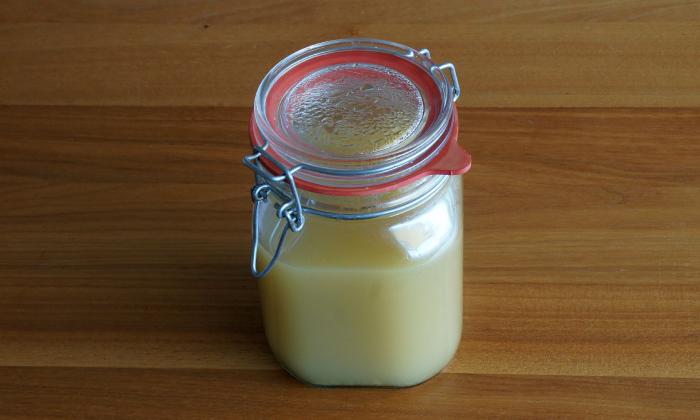 Brodo vegetale vegano con sedano, porro, finocchio e carote