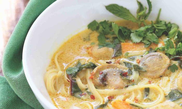 Zuppa di curry Laksa con funghi, broccoli e carote