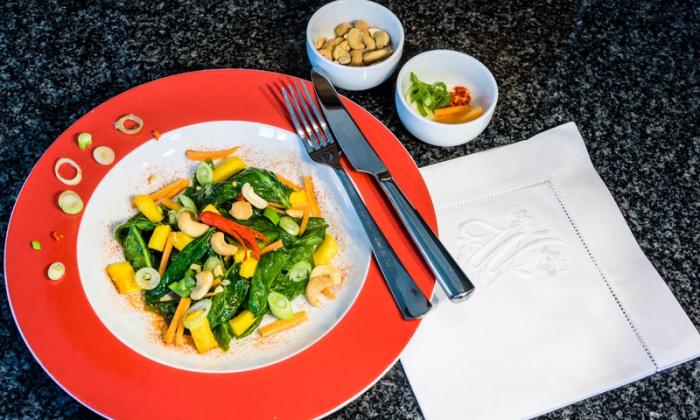Insalata asiatica di mango e spinaci