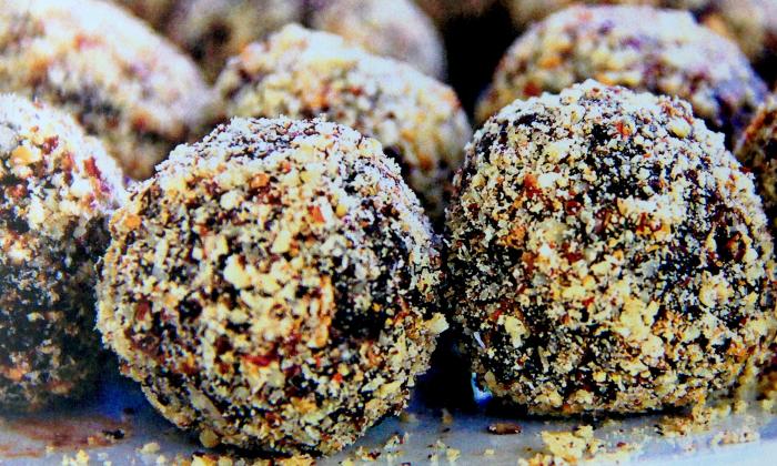 Bolitas de fruta con pasas, avellanas y copos de avena