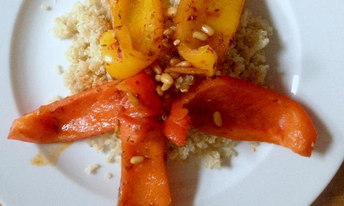 Peperoni in umido con pinoli e quinoa