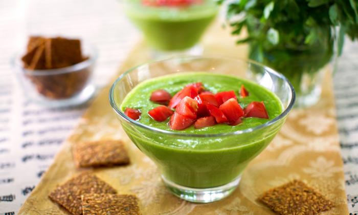 Sopa verde (puré de ensalada) con agua de coco