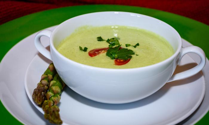 Raw vegan asparagus cream soup with cherry tomatoes and pars | Foundation G+E