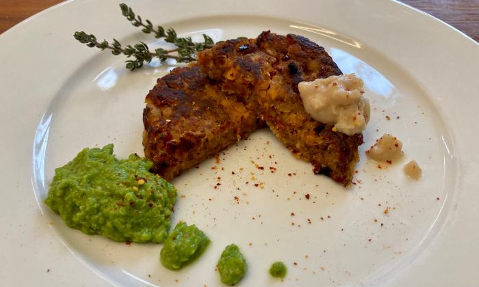 Hamburguesas crujientes de lentejas con puré de guisantes