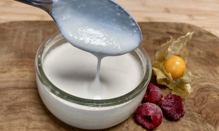 Roh-veganer Mandeljoghurt aus ganzen Mandeln