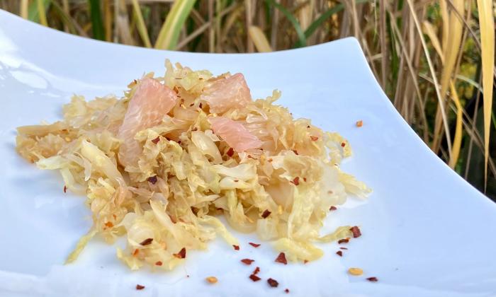 Gebratener Wirsing mit Pomelo und Ingwer