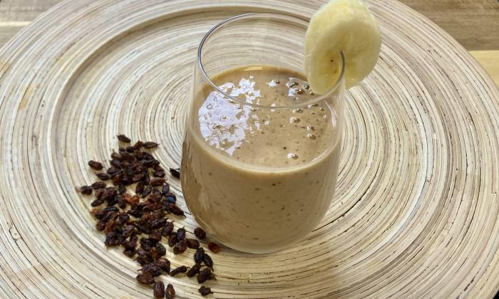 Bebida de espino amarillo con leche de avena y plátano