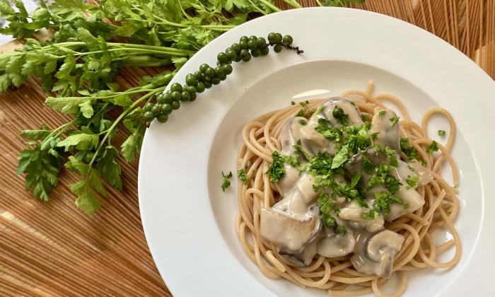Spaghetti mushroom pan with fresh green pepper | Foundation G+E