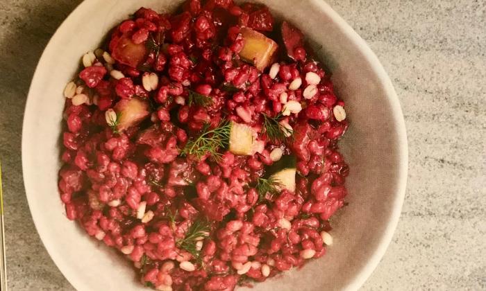 Cebada perlada con remolacha, comino, eneldo y pepino