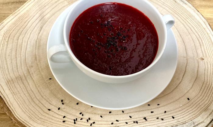 Sopa rápida de remolacha con jengibre, chile y comino negro