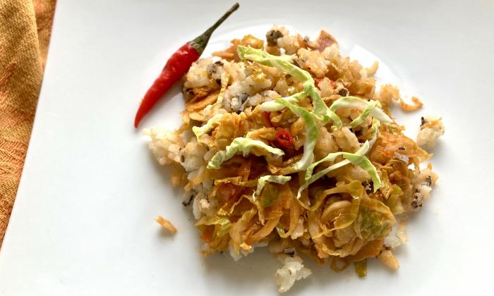 Schnelle ölfreie asiatische Reispfanne mit Rosenkohl | Stiftung G+E