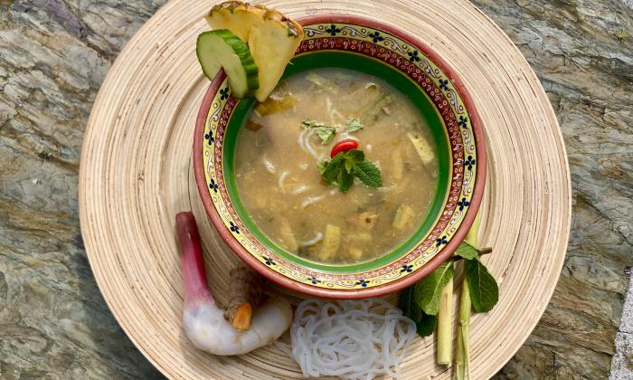 Kalorienarme, vegane Penang Assam Laksa mit Shirataki Nudeln