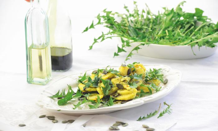 Insalata di patate con dente di leone e olio di zucca