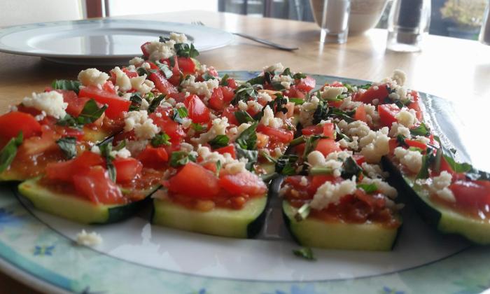 Pizza di zucchine cruda con noci di macadamia