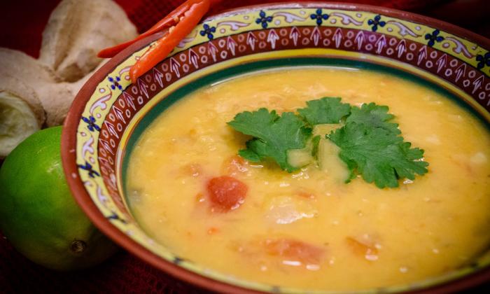 Schnelle rote Linsensuppe mit Tomate, Ingwer und Chili