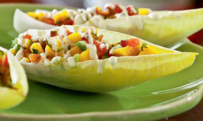 Endivias rellenas con chutney de mango y salsa de cáñamo