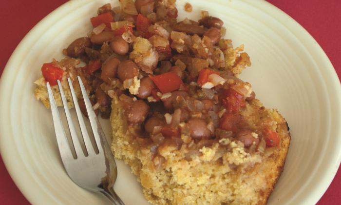 Stufato di pane di mais Cajun con fagioli, pepe e sedano
