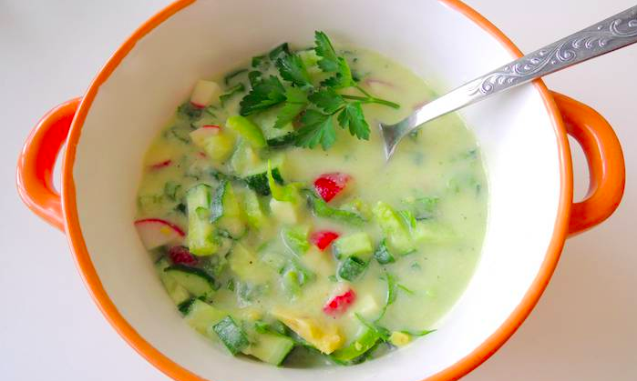 Veraniega sopa okroschka rusa crudivegana con calabacín