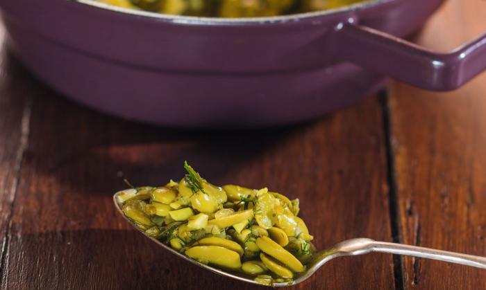 Parli stufato con salsa di aneto e curcuma in polvere