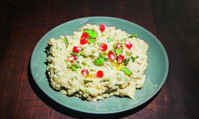 Mousse di melanzane con tahini, prezzemolo e melograno