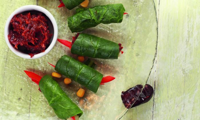 Dolma di spinaci con datteri e salsa di mais