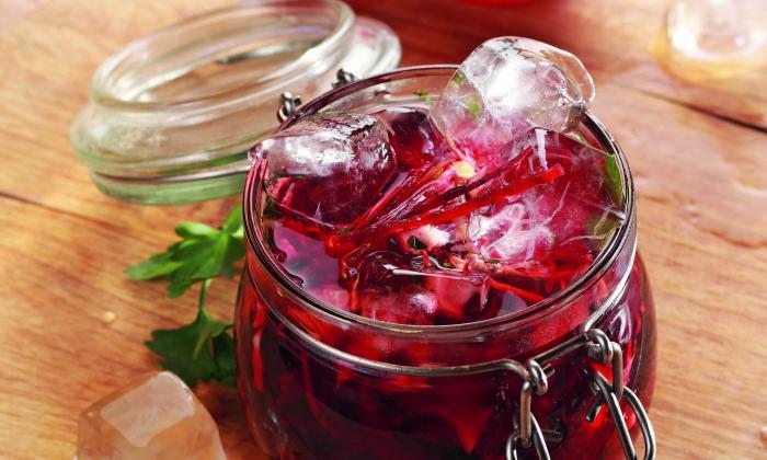 Borsch crudivegano con zumo de remolacha recién exprimido