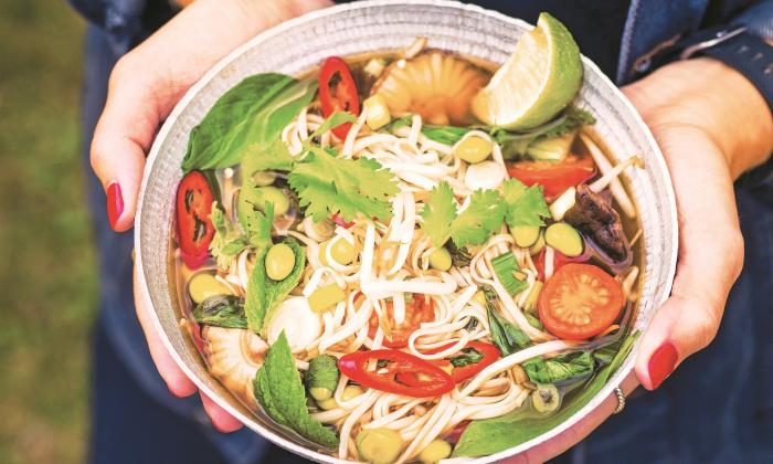 Pho con pak choi, edamame e spaghetti di riso integrale