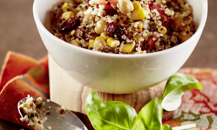 Ciotola di quinoa con ceci e mais