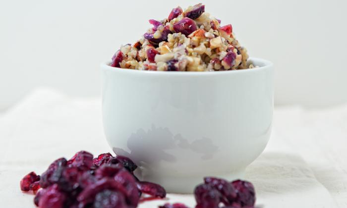 Muesli di quinoa con noci e latte di soia e nocciole