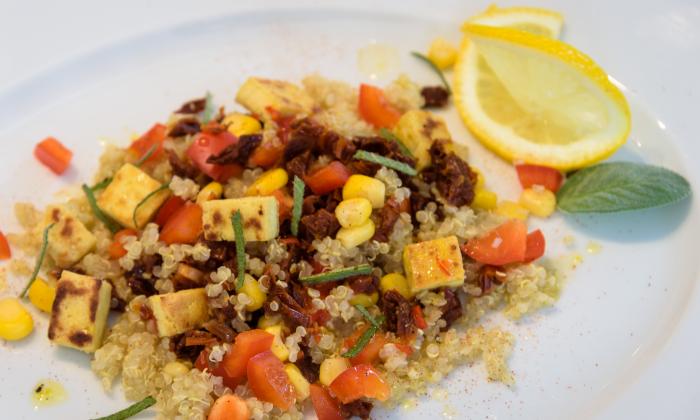 Insalata di quinoa con pomodori secchi, salvia e tofu